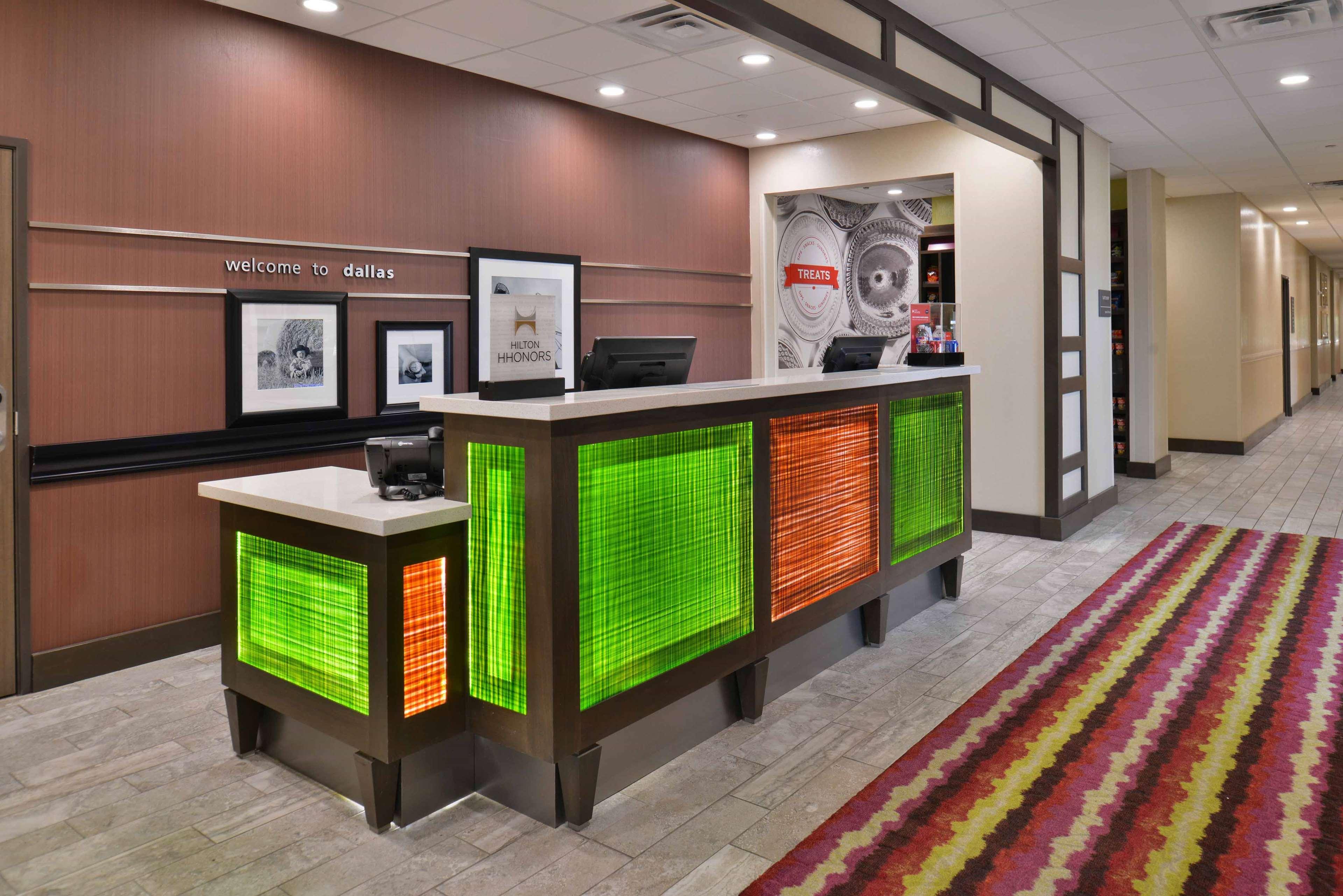 Hampton Inn & Suites Dallas Market Center Exteriér fotografie