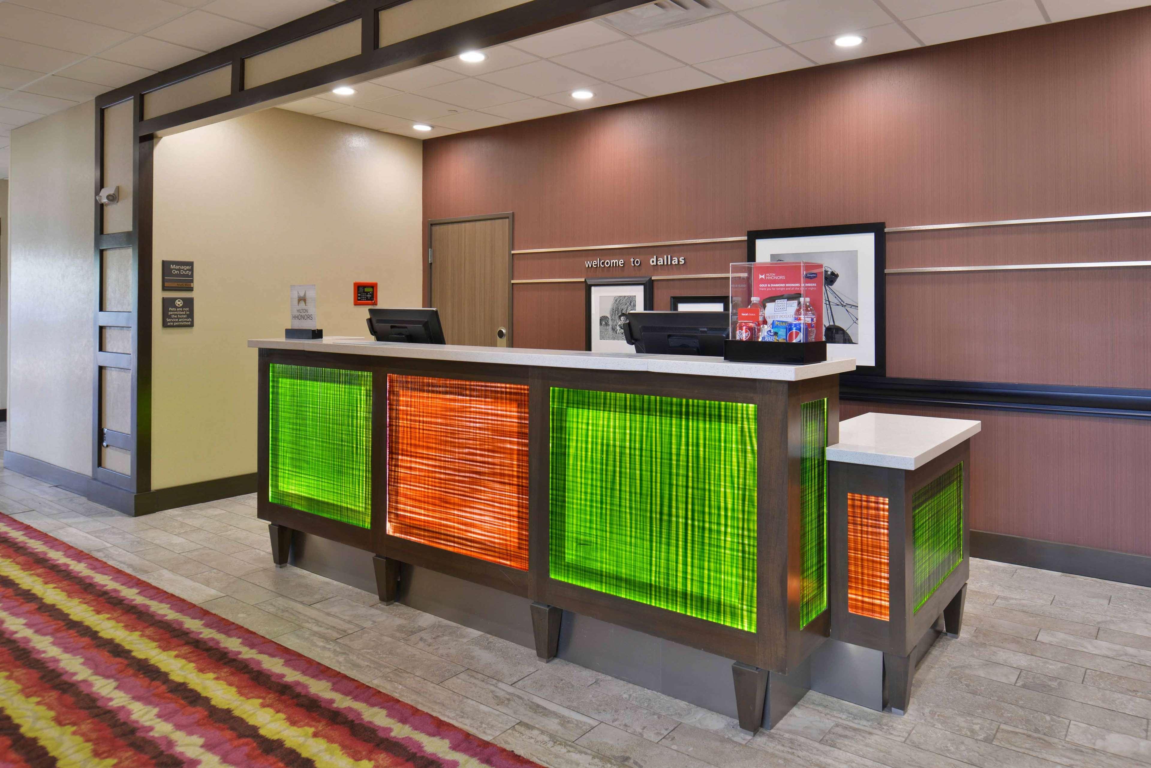 Hampton Inn & Suites Dallas Market Center Exteriér fotografie