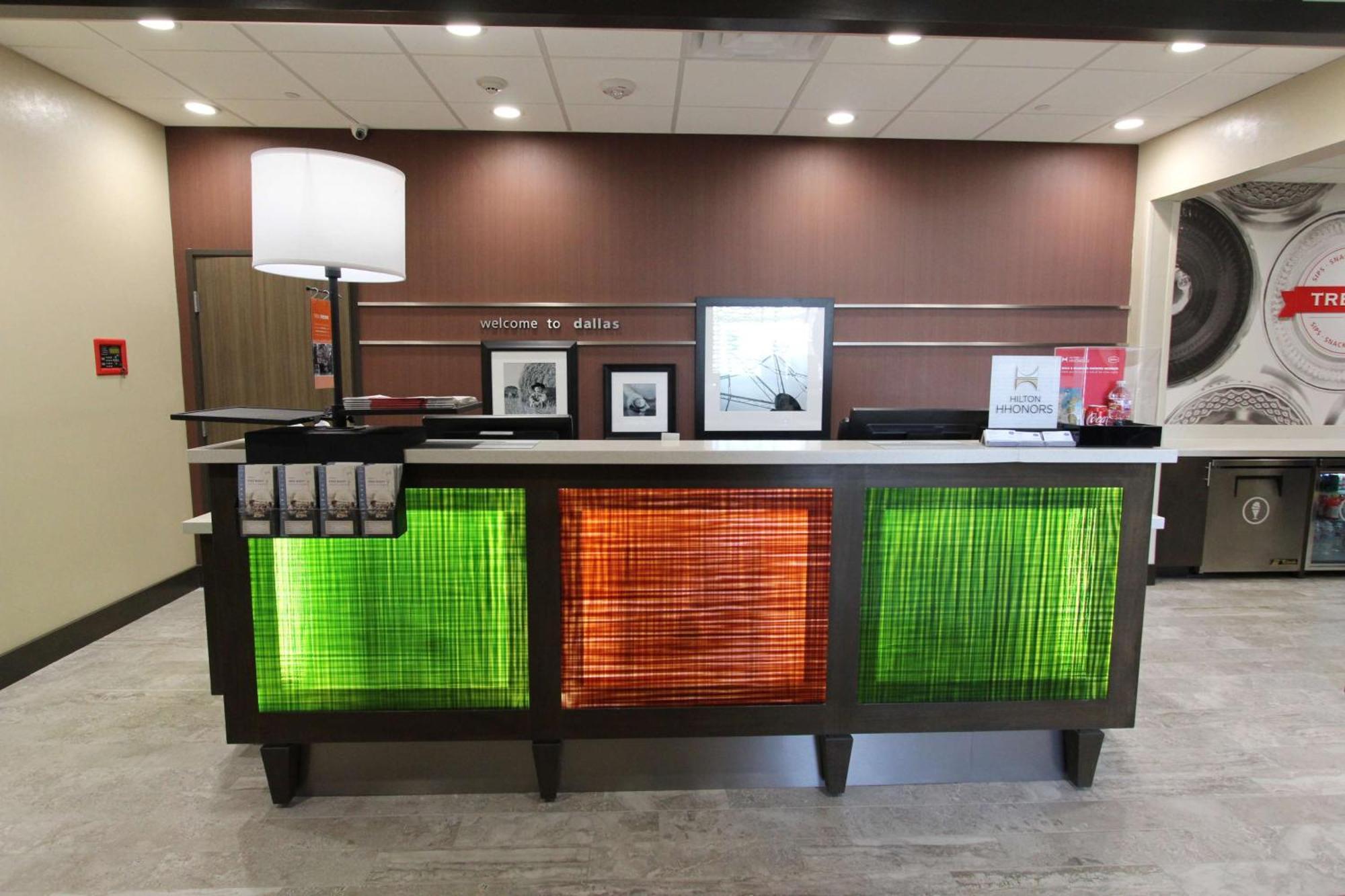 Hampton Inn & Suites Dallas Market Center Exteriér fotografie